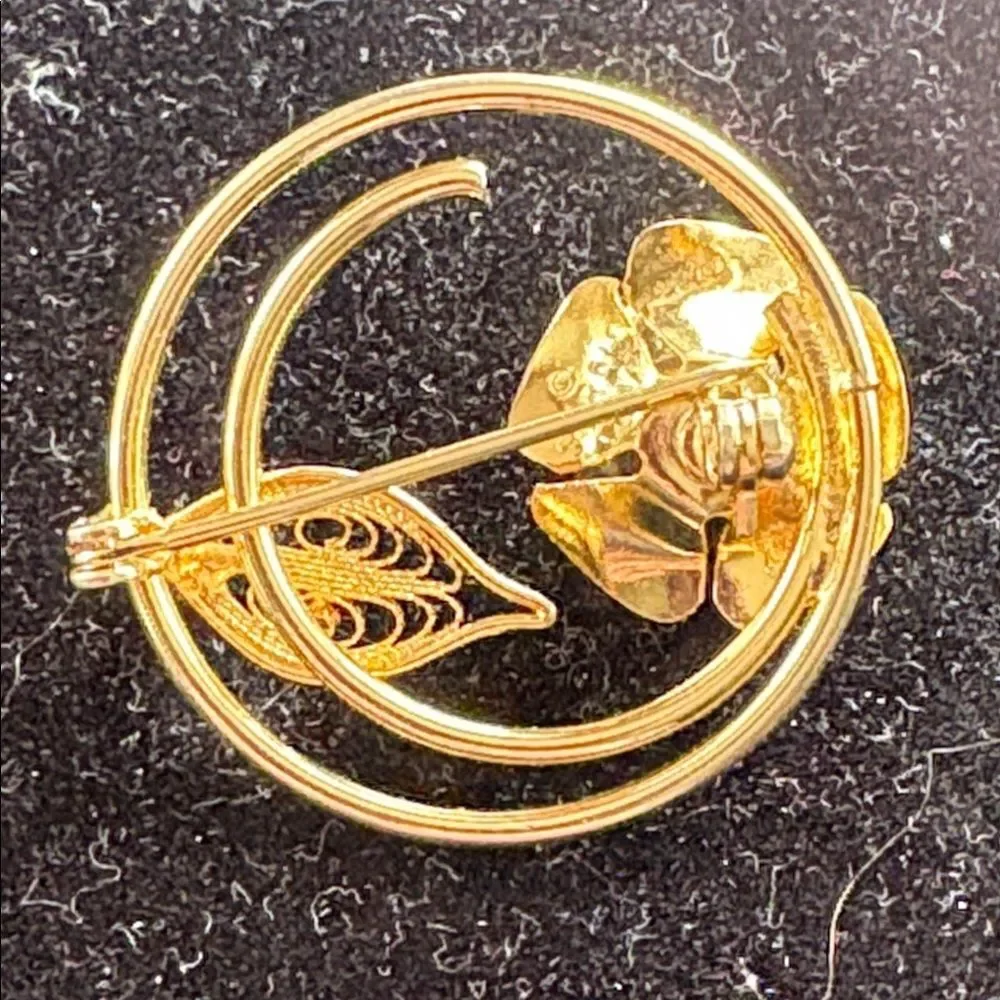 Elegant Gold Floral Brooch